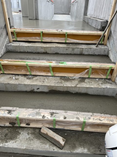 某中学校　プールの新築工事現場　階段づくりの風景